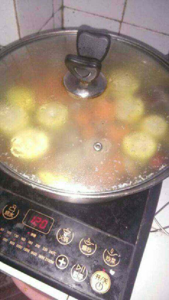 胡萝卜玉米骨头汤,盖上锅盖煮半个多小时左右。加盐调味就好了