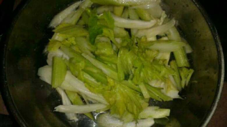 水芹炒肠,芹菜洗净切片儿。
