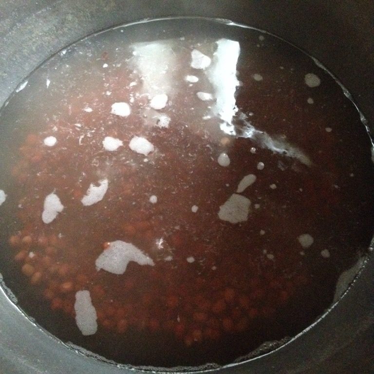 蜜红豆,锅里装水放入红豆，水开再煮1分钟后沥水，去掉豆腥味