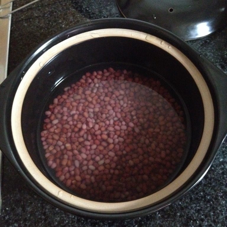 蜜红豆,把红豆装进砂锅，加入高过红豆1厘米左右的清水，盖上盖子烧开后转小火煮约40分钟。
