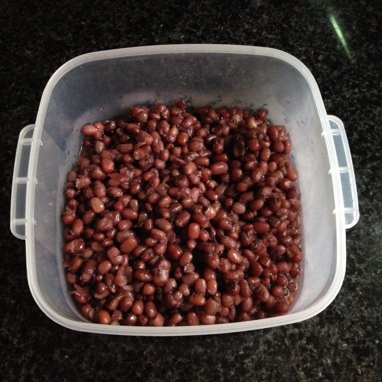 蜜红豆,装入保鲜盒凉后放进冰箱保存