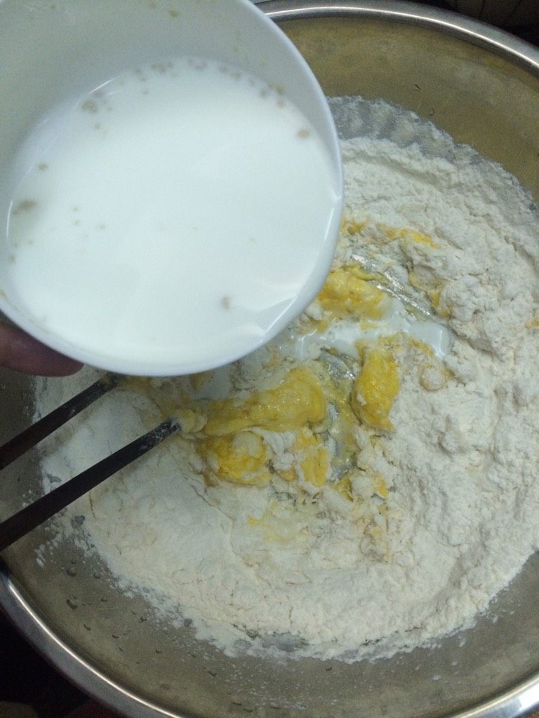 南瓜玉米丝糕,倒入面粉中