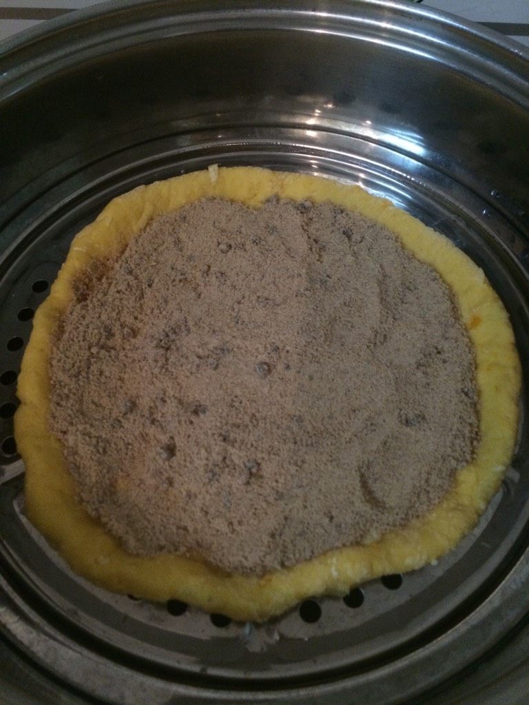 南瓜玉米丝糕,往面里揣碱，揣匀分成一大一小，擀成两个圆，小圆在下，大圆在上中间放红糖