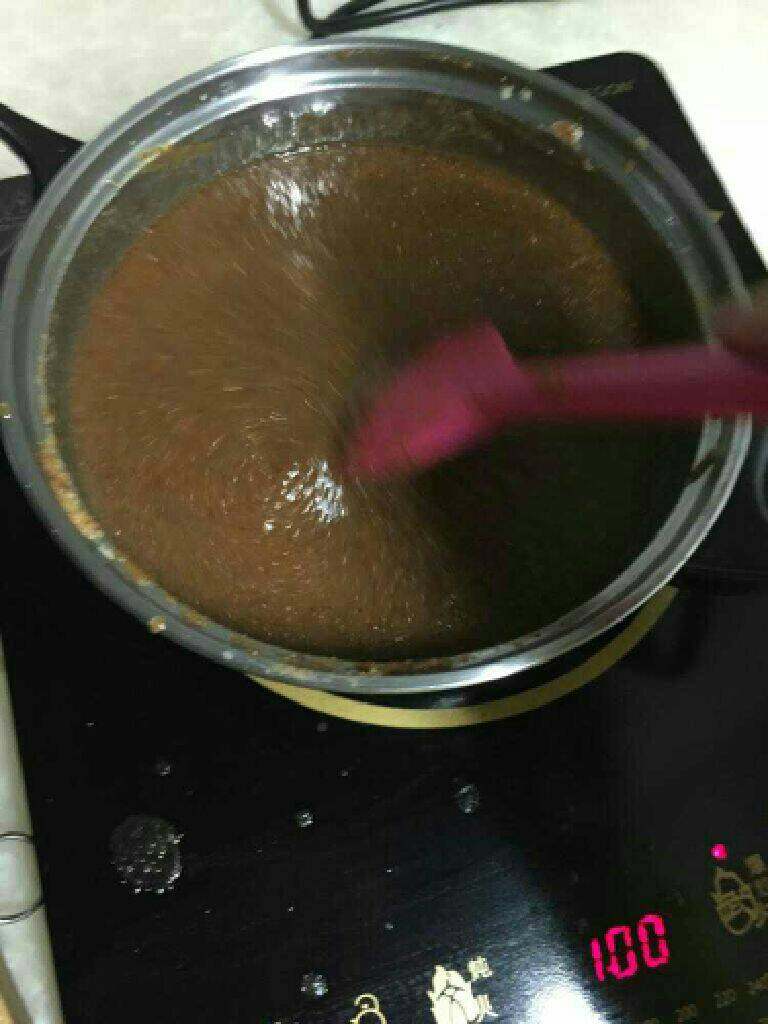 红枣红糖姜茶,材料混合好后开小火慢慢熬要不停的搅拌怕锅底糊。