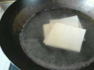 金丝玉卷,干豆腐放锅里烧开水煮熟