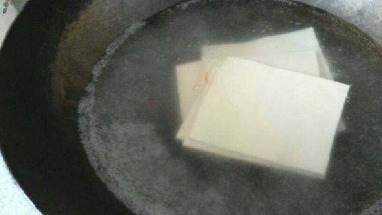 金丝玉卷,干豆腐放锅里烧开水煮熟