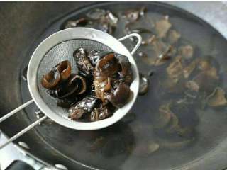 凉拌黑木耳,锅内添水烧开，放入木耳焯烫1分钟捞出过凉装盘。