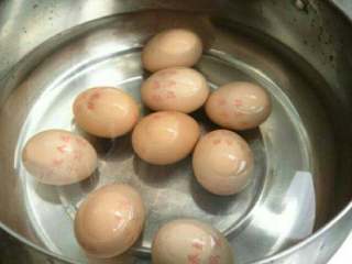 卤鸡蛋,鸡蛋洗净，放入锅中加水开火煮。