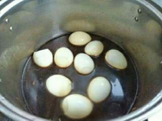卤鸡蛋,煮锅加水，放少许酱油 生抽 搅拌均匀，放入蒸好的鸡蛋。