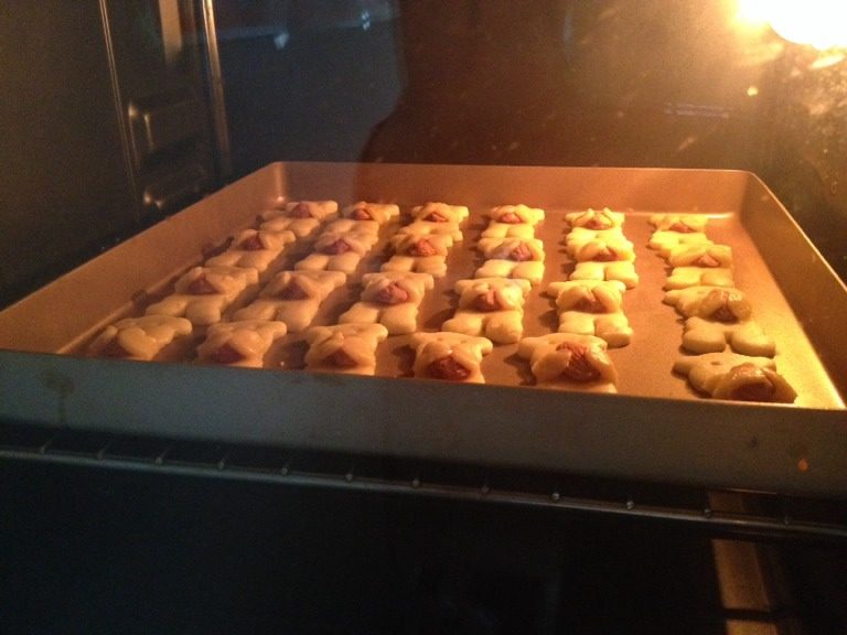 小熊杏仁饼干,烤箱预热，放中层，上下火170度烤12～15分钟