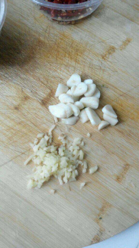 河虾炒韭菜,干辣椒剪刀剪成一截一截的，姜切末，蒜切片