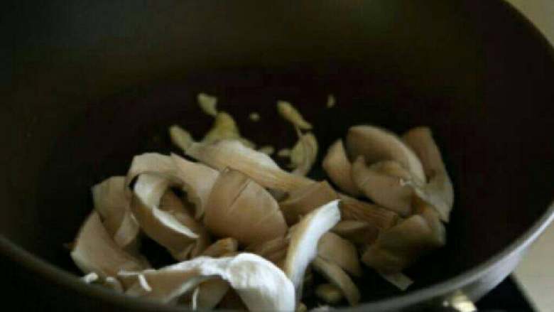 乌白菜炒凤尾菇,锅内倒油烧热，下蒜 凤尾菇炒香。