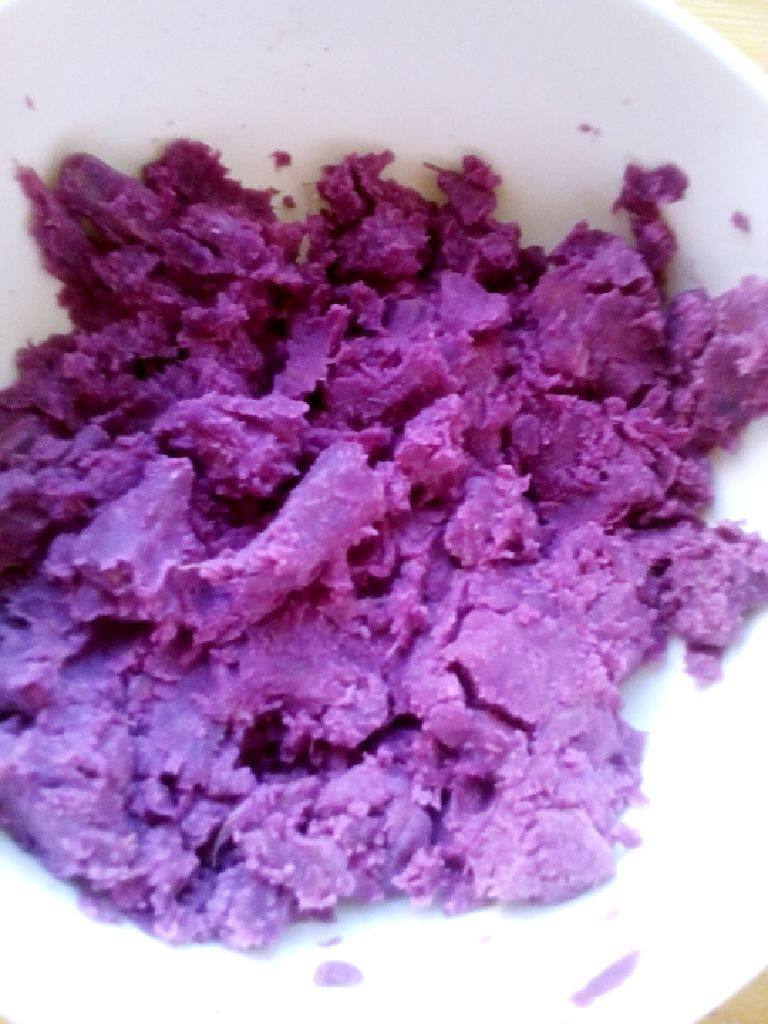 开花紫薯馒头,紫薯熟透后，趁热，碾成泥。