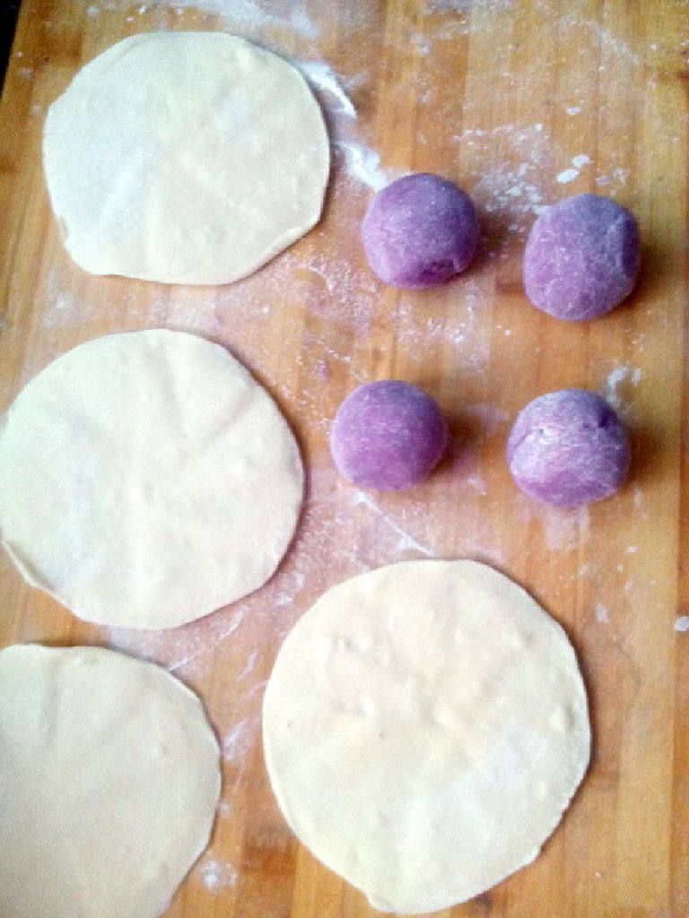 开花紫薯馒头,白色面团，擀成面皮。紫薯面，揉成团。
