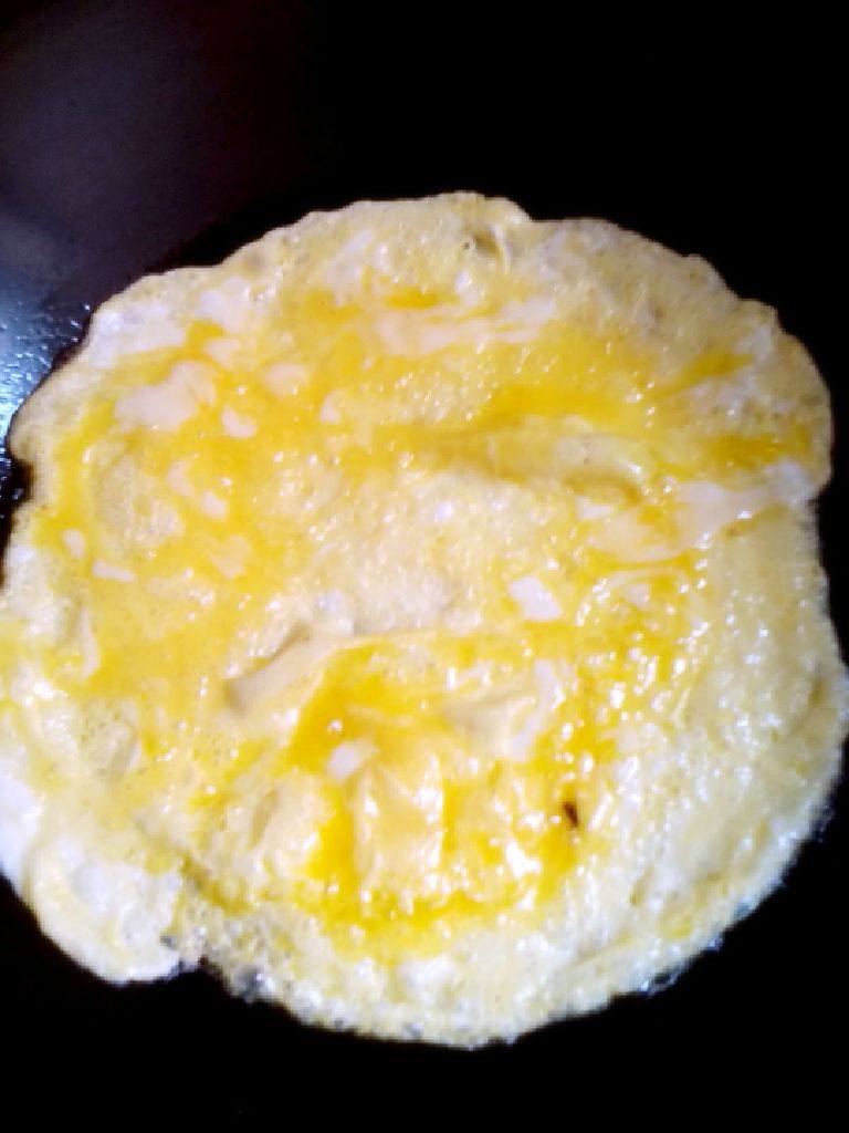 鸡蛋肉卷,<a style='color:red;display:inline-block;' href='/shicai/ 9'>鸡蛋</a>中加入少量盐和淀粉，搅拌均匀后，锅中加入少量熟豆油，油热后加入蛋液，摊成蛋饼。