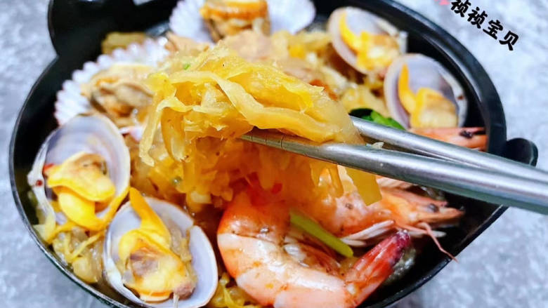 酸菜海鲜锅,酸菜是我们家的最爱混搭肥羊和海鲜的美味口感真是棒极了👍