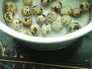 五香鹌鹑蛋,把蛋洗净入锅中冷水煮至水开，关火焖至水冷