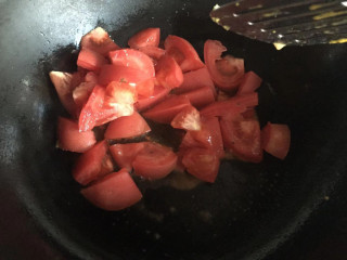 番茄鸡蛋盖浇饭,锅内倒油，下入番茄翻炒