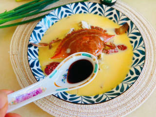 蛋蒸螃蟹,一勺蒸鱼豉油，撒上葱花