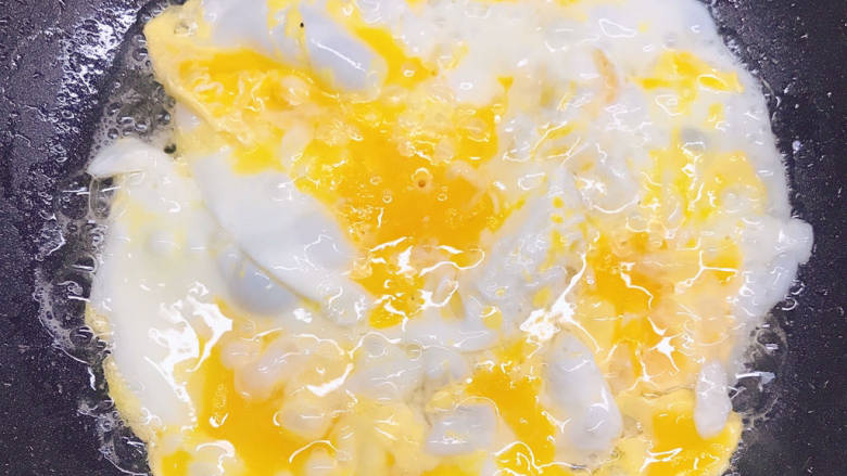 鸡蛋炖豆腐,中火煎黄