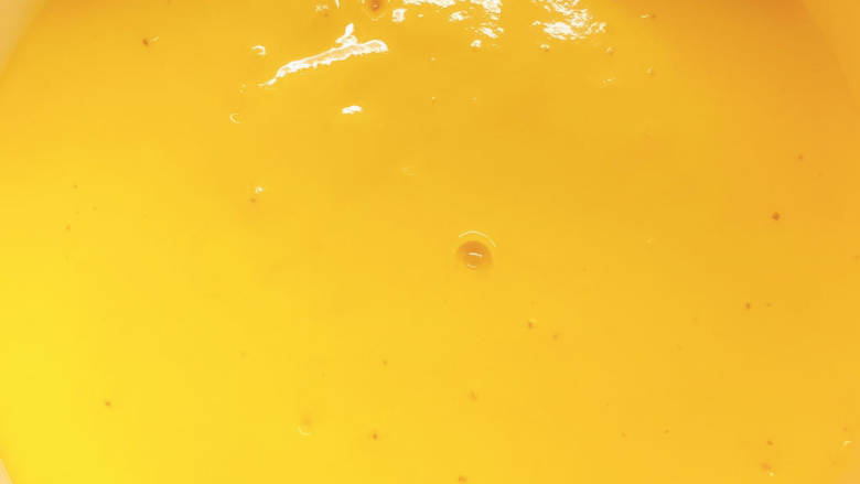 橙香蔓越莓发糕,发酵好的面糊（出现很多小气孔）