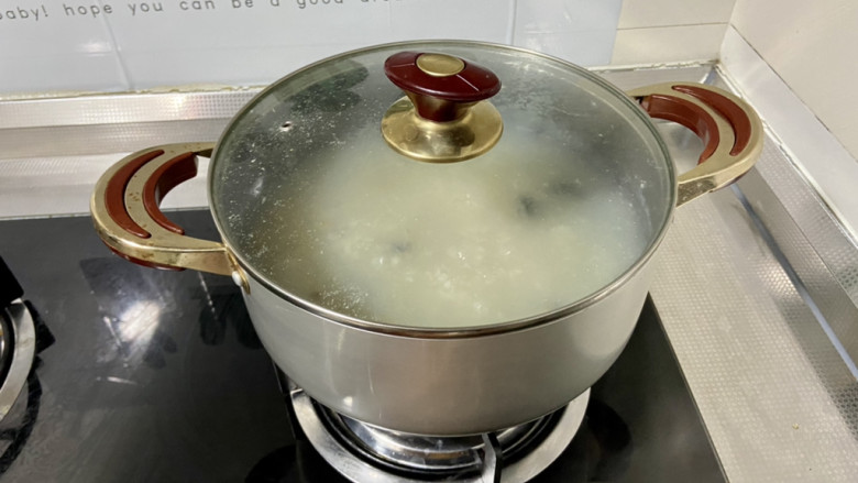 皮蛋火腿粥,煮开后小火炖煮20分钟