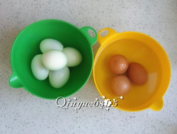 印花鸡蛋,把煮熟的鸡蛋放凉水里浸一会儿。剥皮。