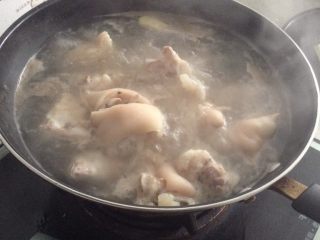 高压锅卤猪蹄,猪蹄，料酒，生姜一起冷水下锅，煮开滚五分钟。