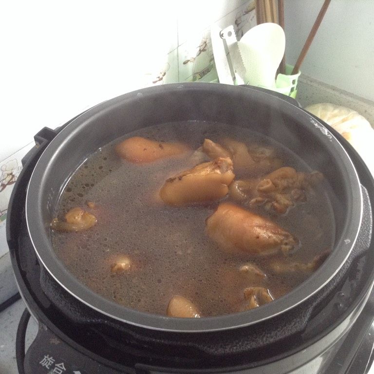 高压锅卤猪蹄,烧开的整锅倒入高压锅，调至蹄筋 档 就可以等待出锅啦