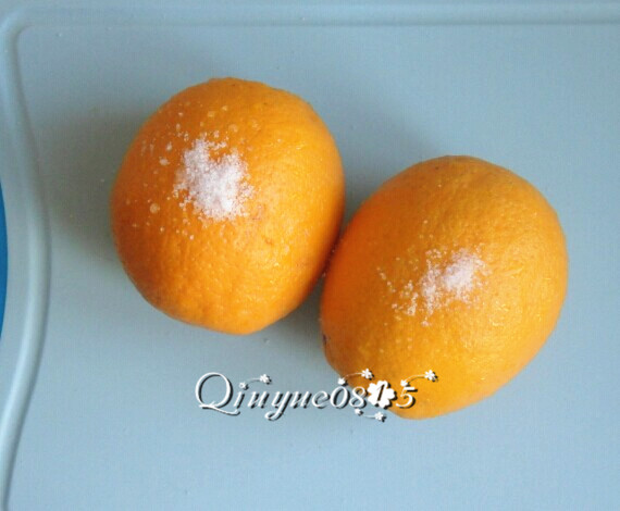 蜂蜜橙子茶,用细盐搓掉橙皮上的果腊，用温水泡几分钟，洗净。
