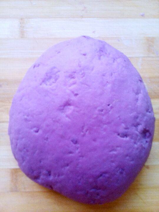 双色紫薯小馒头,紫薯泥中，加入面粉150g，适量<a style='color:red;display:inline-block;' href='/shicai/ 3729'>白糖</a>，用温水调好适量酵母粉，揉至成光滑面团。醒40分钟，发至原来面团的两倍大。