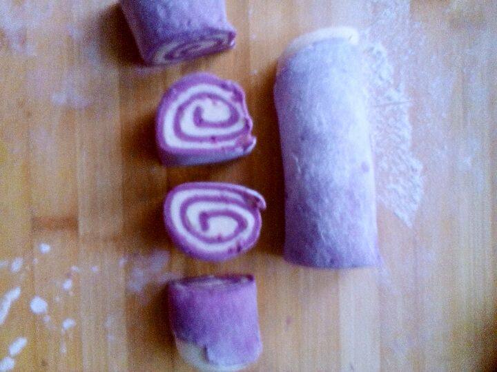 双色紫薯小馒头,切成小块