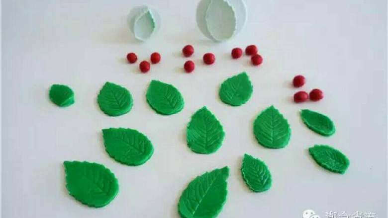 可爱到不忍下口的冰雪奇缘3D蛋糕|翻糖蛋糕教学,利用叶子模具印出绿色翻糖叶子，用红色翻糖搓出数颗小果实