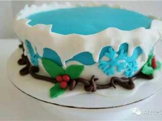 可爱到不忍下口的冰雪奇缘3D蛋糕|翻糖蛋糕教学,再用笔刷水将它们黏贴在蛋糕上；