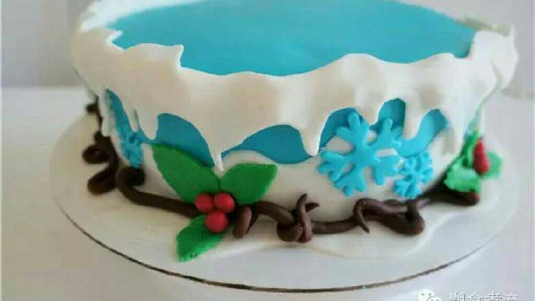可爱到不忍下口的冰雪奇缘3D蛋糕|翻糖蛋糕教学,再用笔刷水将它们黏贴在蛋糕上；