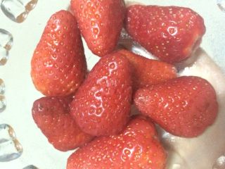 自制草莓果酱,如图草莓清洗干净去蒂，沥干表面水分