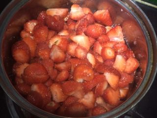 自制草莓果酱,如图拿一个无油的干净锅，将草莓切成拇指大小的块状，撒上白糖，挤入柠檬汁腌制二十分钟