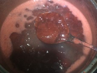 自制草莓果酱,如图待草莓腌出水份后开火熬制，中小火慢慢熬，要不时的翻动，以免粘锅