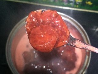 自制草莓果酱,如图待熬煮到草莓果如图这种状态大约从开始熬大约40分钟后，要转小火熬，并不断搅拌，这个时候非常容易粘锅