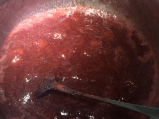自制草莓果酱,如图熬煮到果酱开始冒泡开始往外迸溅并浓稠时关火