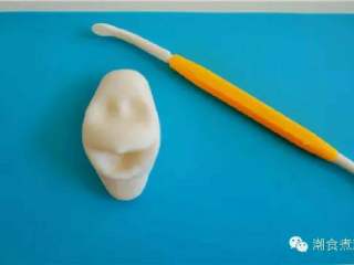 可爱到不忍下口的冰雪奇缘3D蛋糕|翻糖蛋糕教学,利用塑形工具做出它的眼窝和嘴巴；