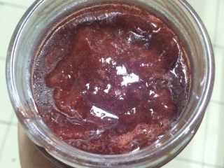 自制草莓果酱,如图凉透后装入无水无油的干净玻璃瓶中放冰箱冷藏室冷餐保存