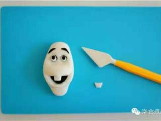 可爱到不忍下口的冰雪奇缘3D蛋糕|翻糖蛋糕教学,接着用白色翻糖做小雪人牙齿；