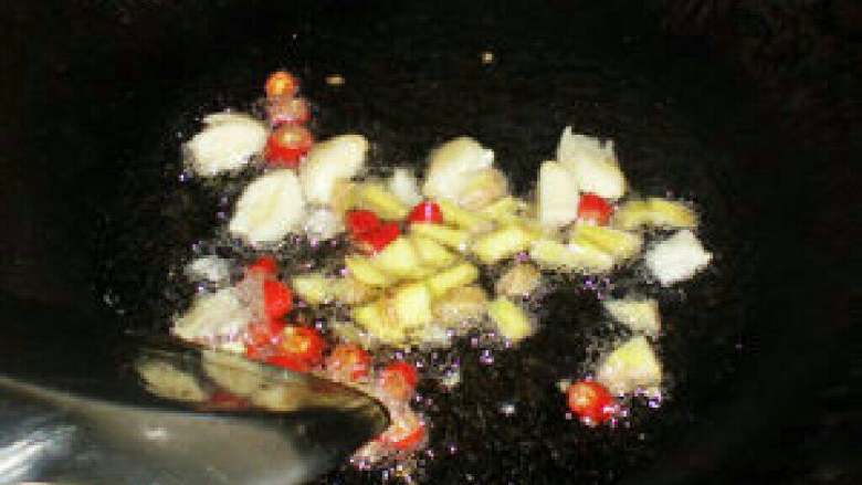 爆炒河虾,油锅烧热，下生姜、蒜瓣、小米椒炒香。
