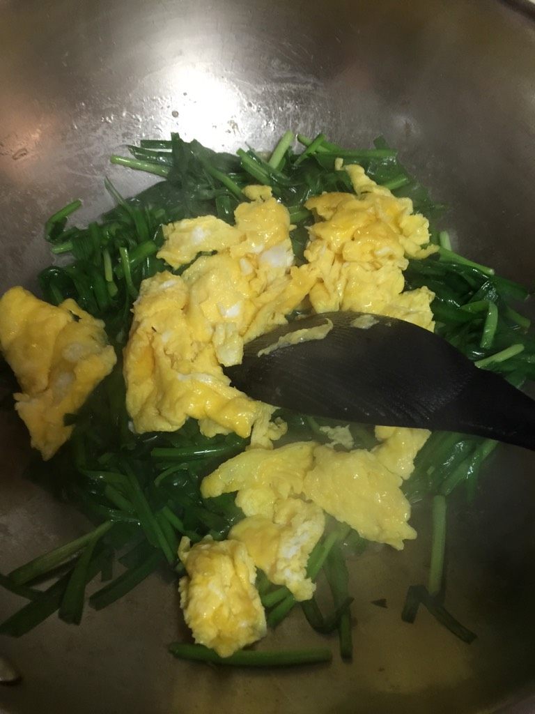 韭菜炒蛋,如图至韭菜变软，倒入鸭蛋再翻炒均匀即可；
