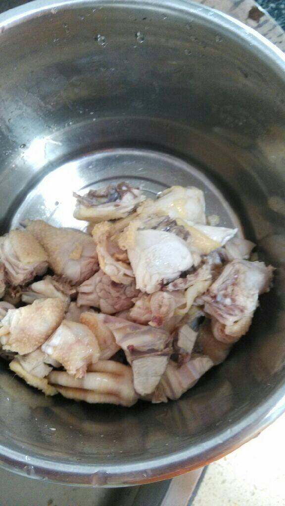 椰肉炖鸡,鸡斩块，入锅汆水1分钟捞起入砂锅备用