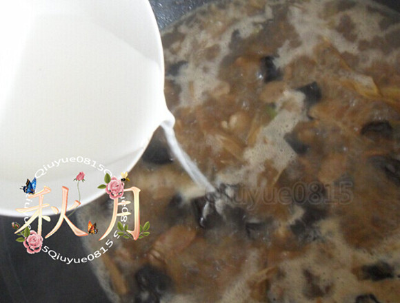 抿豆面,等卤八九成熟的时候，倒入备好的水淀粉。用筷子轻轻搅动。