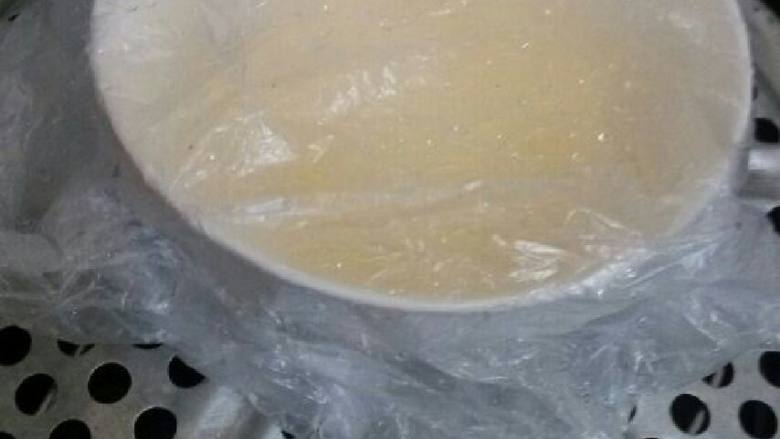 纯牛奶炖蛋,锅加水烧开  拿张保护膜盖在碗上  在放入蒸