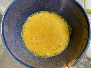 葱花炒鸡蛋,鸡蛋打入碗中，搅拌成均匀蛋液备用