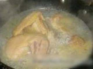 山药鸡汤,锅里水开，加葱，姜，料酒，放鸡煮熟。捞出凉凉